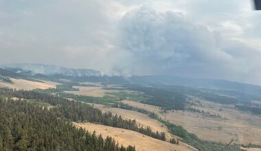 Wildfires merge, cross Highway 97 north of Clinton, B.C. – Winnipeg Free Press