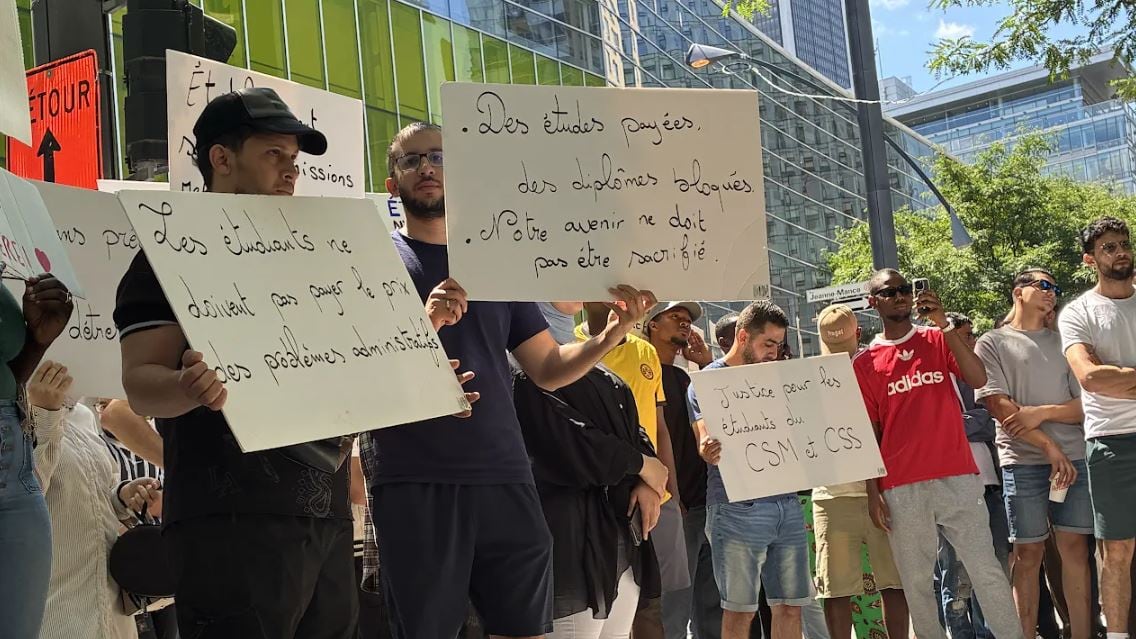 Students protesting outside the Collège Supérieur de Montréal