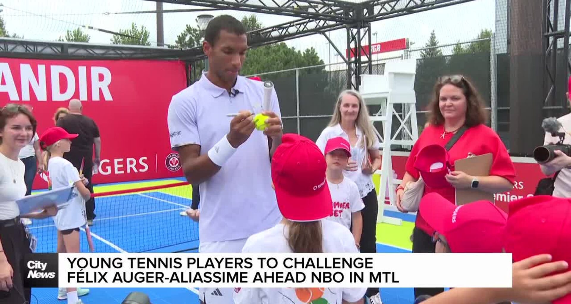 Félix Auger-Aliassime hits the court with young athletes in Montreal