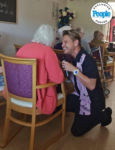 DuaneAJ performing at an elderly home.Credit: DuaneAJ, @thecarehomesinger