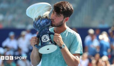 Carlos Alcaraz lifts the Cincinnati Open trophy