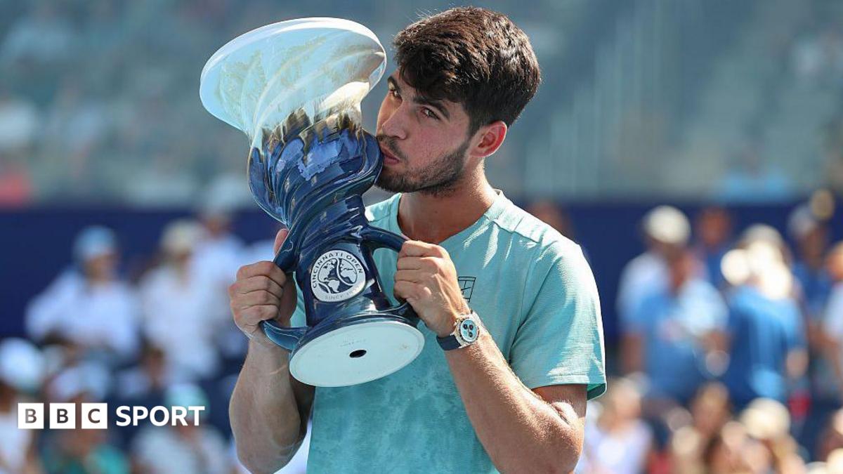 Carlos Alcaraz lifts the Cincinnati Open trophy
