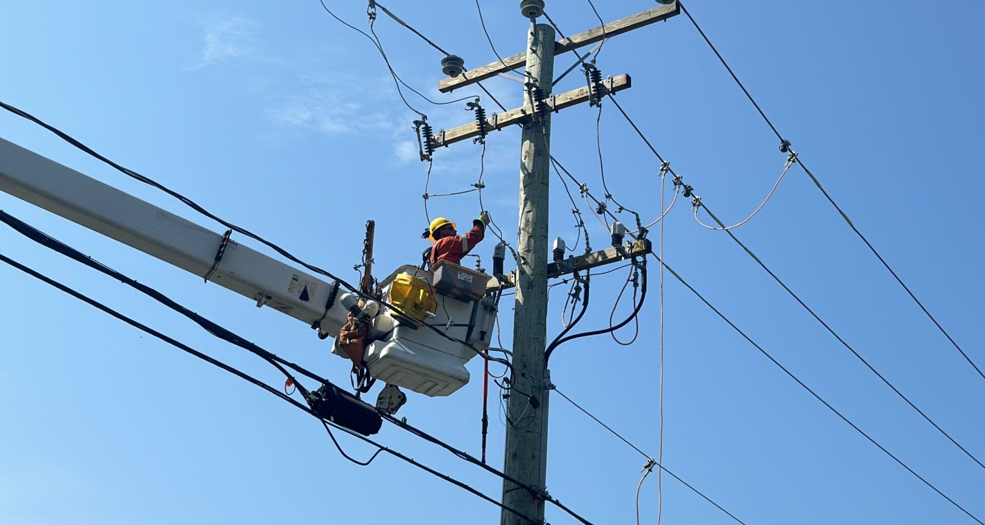 Thunderstorms knock out power to thousands across Quebec