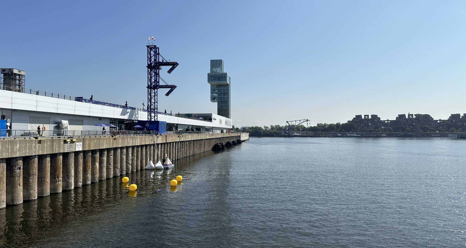 Search continues for man who fell into St-Lawrence River in Old Montreal