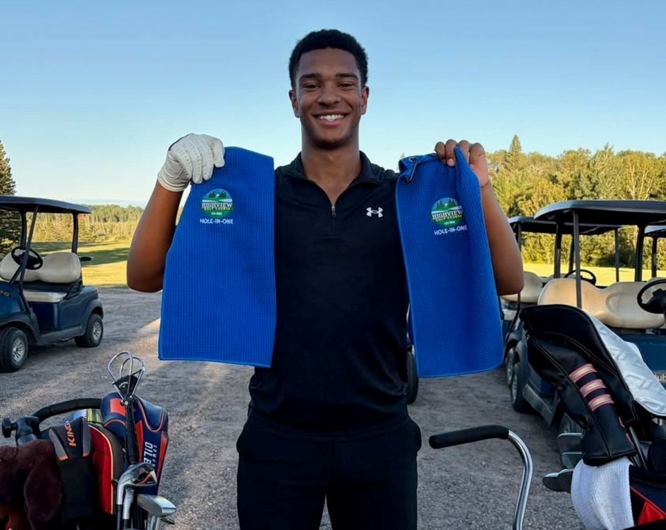'Incredible achievement': Teen golfer hits back-to-back hole-in-ones