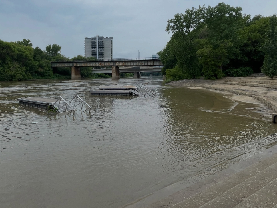 Winnipeg police urge caution as Assiniboine River remains fast-moving