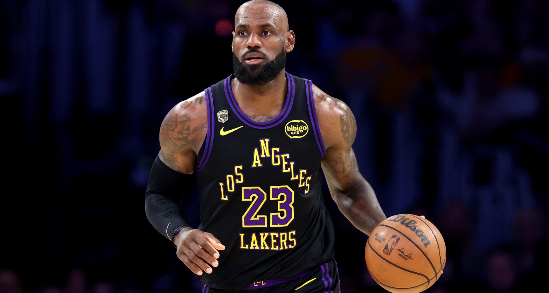 LeBron James Trolls Kevin Hart, Offers to Buy Comedian Kids Golf Clubs in Video