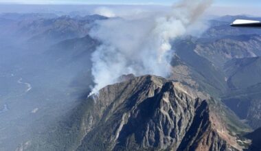 Washington wildfire crosses border into B.C.