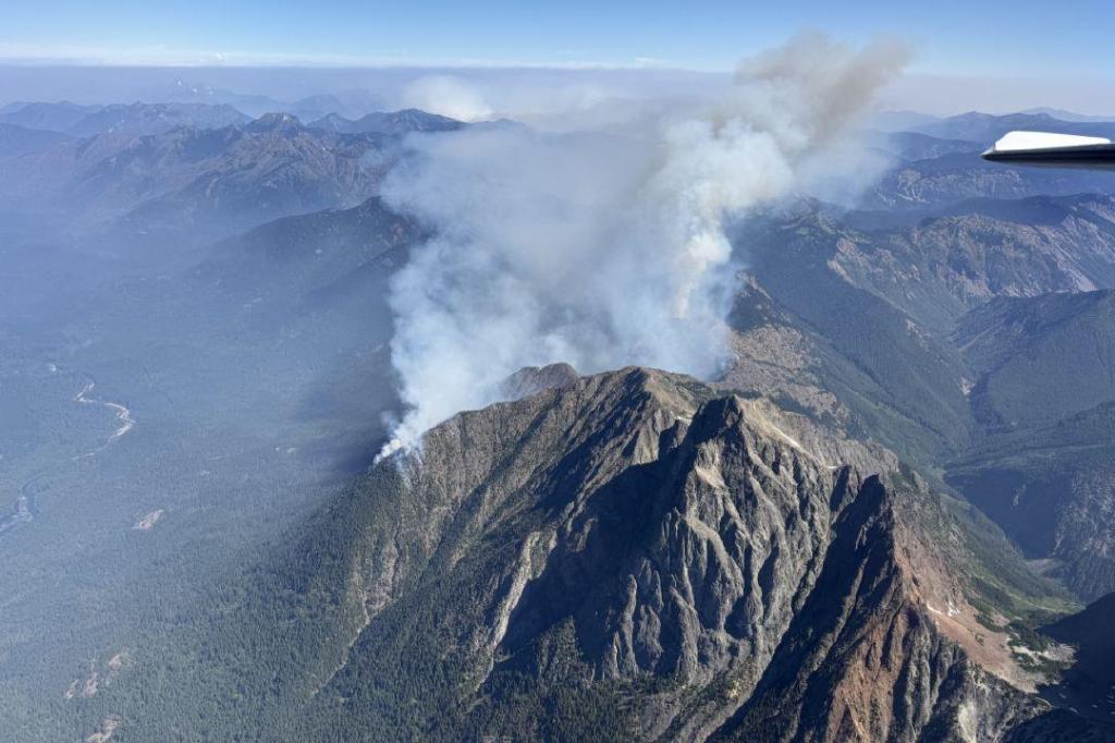 Washington wildfire crosses border into B.C.