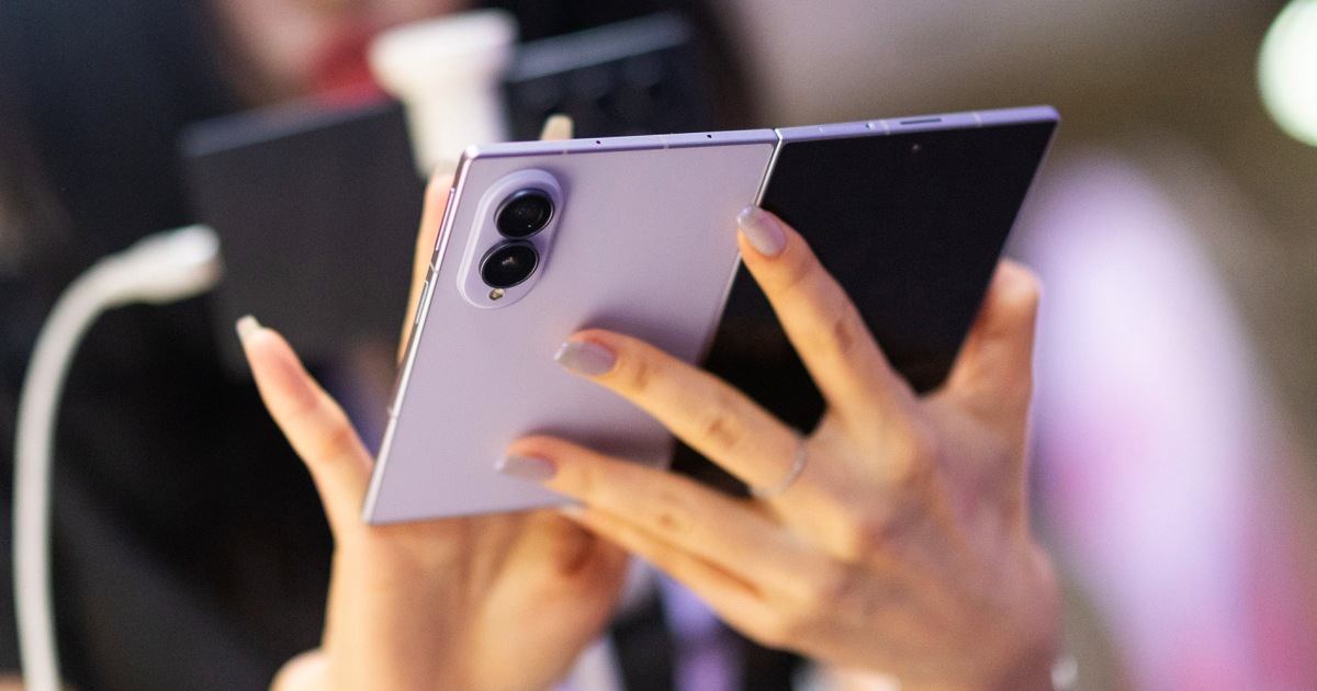 Samsung vs Apple: Fight over foldable phones