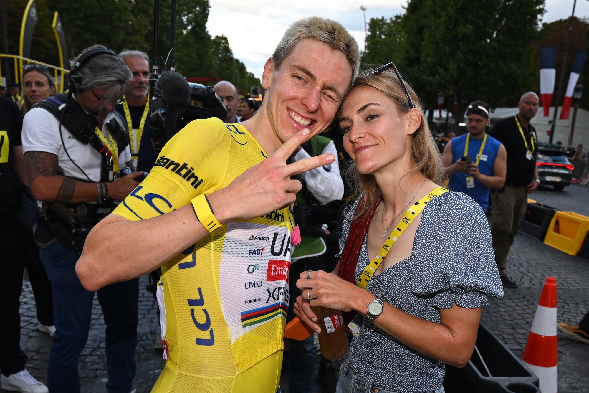 UAE Team Emirates - XRG's Slovenian rider Tadej Pogacar celebrates with his partner Slovenian rider Urska Zigart his overall victory after the 21st stage of the 113th edition of the Tour de France cycling race, 88,7 km starting and finishing in Paris, on July 26, 2026. (Photo by Dario Belingheri / POOL / AFP)