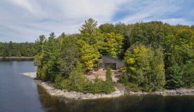 A cottage with internal zoning built for comfort