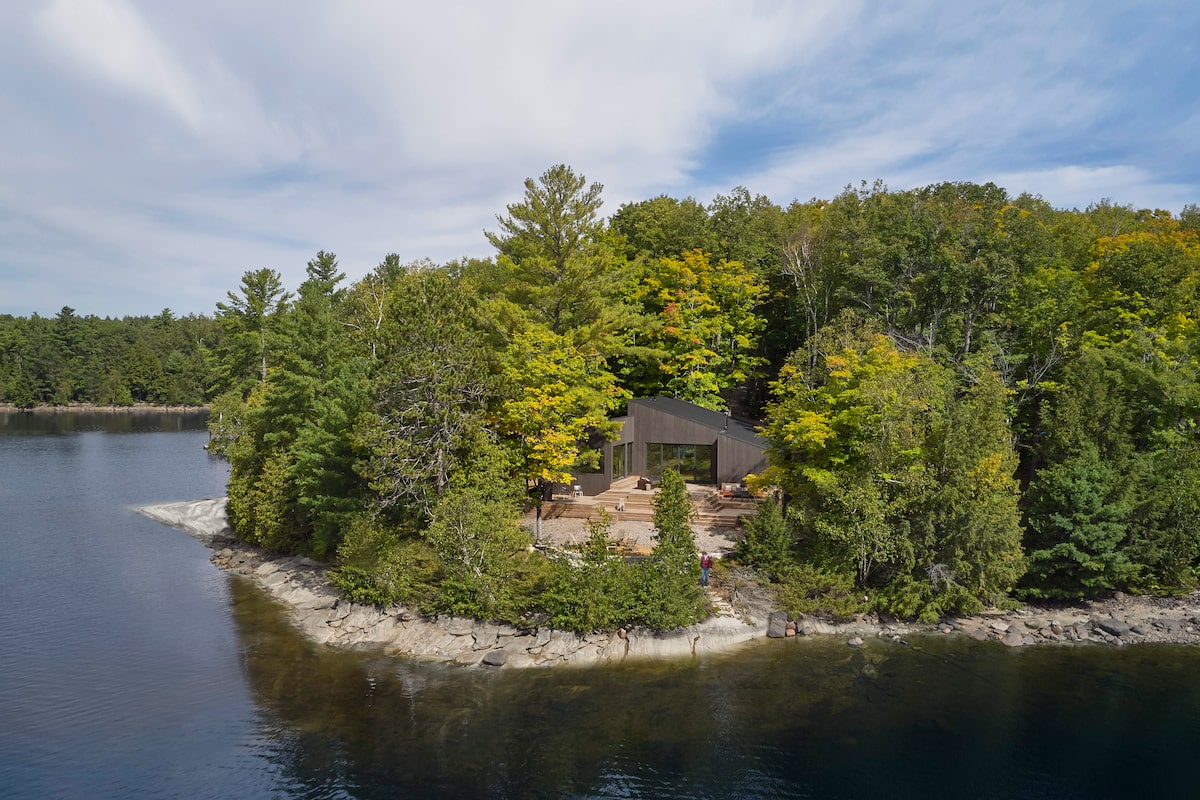 A cottage with internal zoning built for comfort