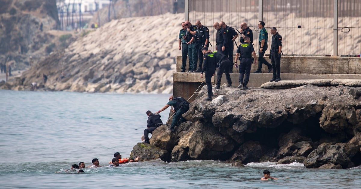 Thousands break through border between Morocco and Spanish territory - CTV News