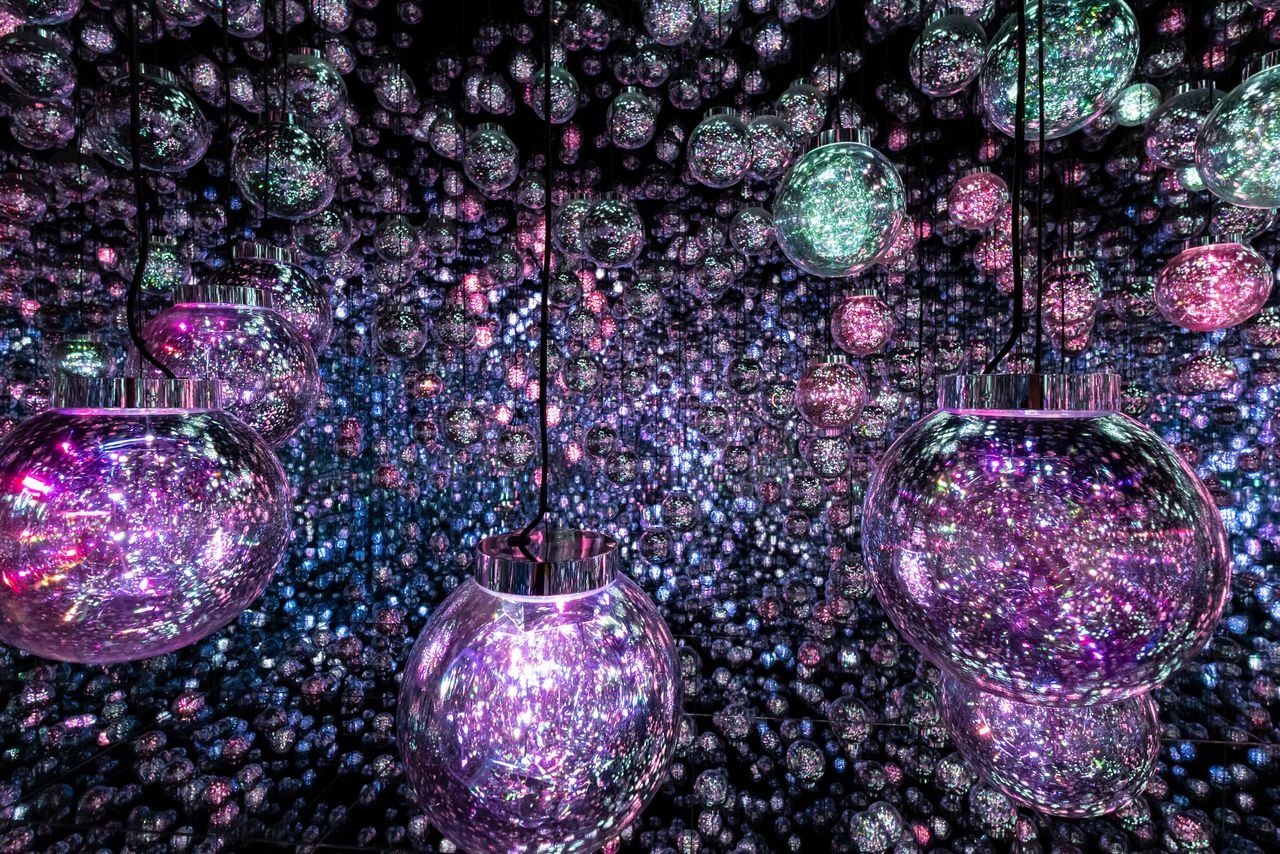 “Bubble Universe,” unveiled after the museum’s relocation, features countless spheres glowing in response to one another. (© Nippon.com)