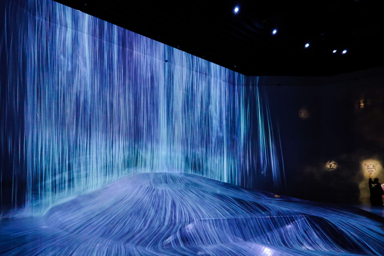 “Universe of Water Particles on a Rock Where People Gather.” (© Nippon.com)