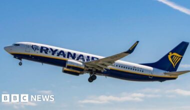 Passenger 'nearly sucked out of window mid-air' on Ryanair plane - BBC