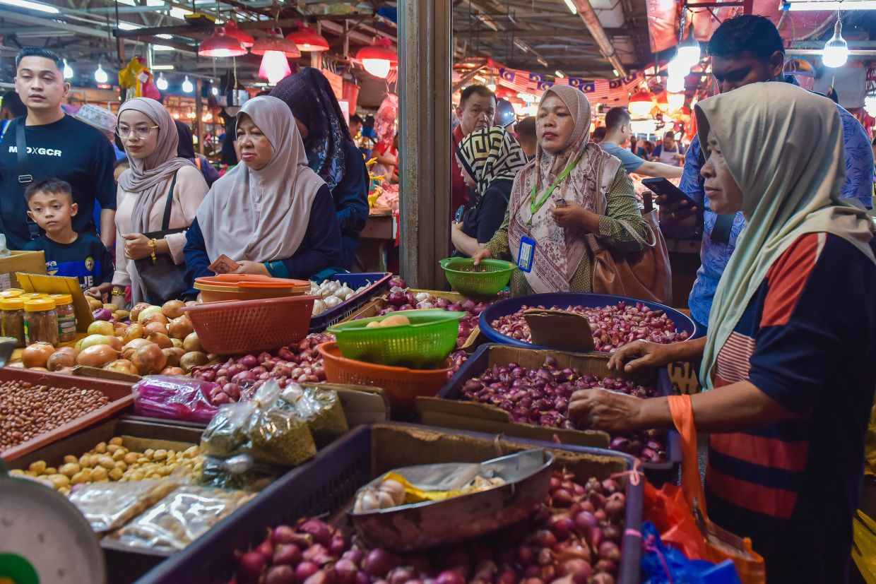 Economists hold this year’s inflation forecasts at 1.8% to 2%