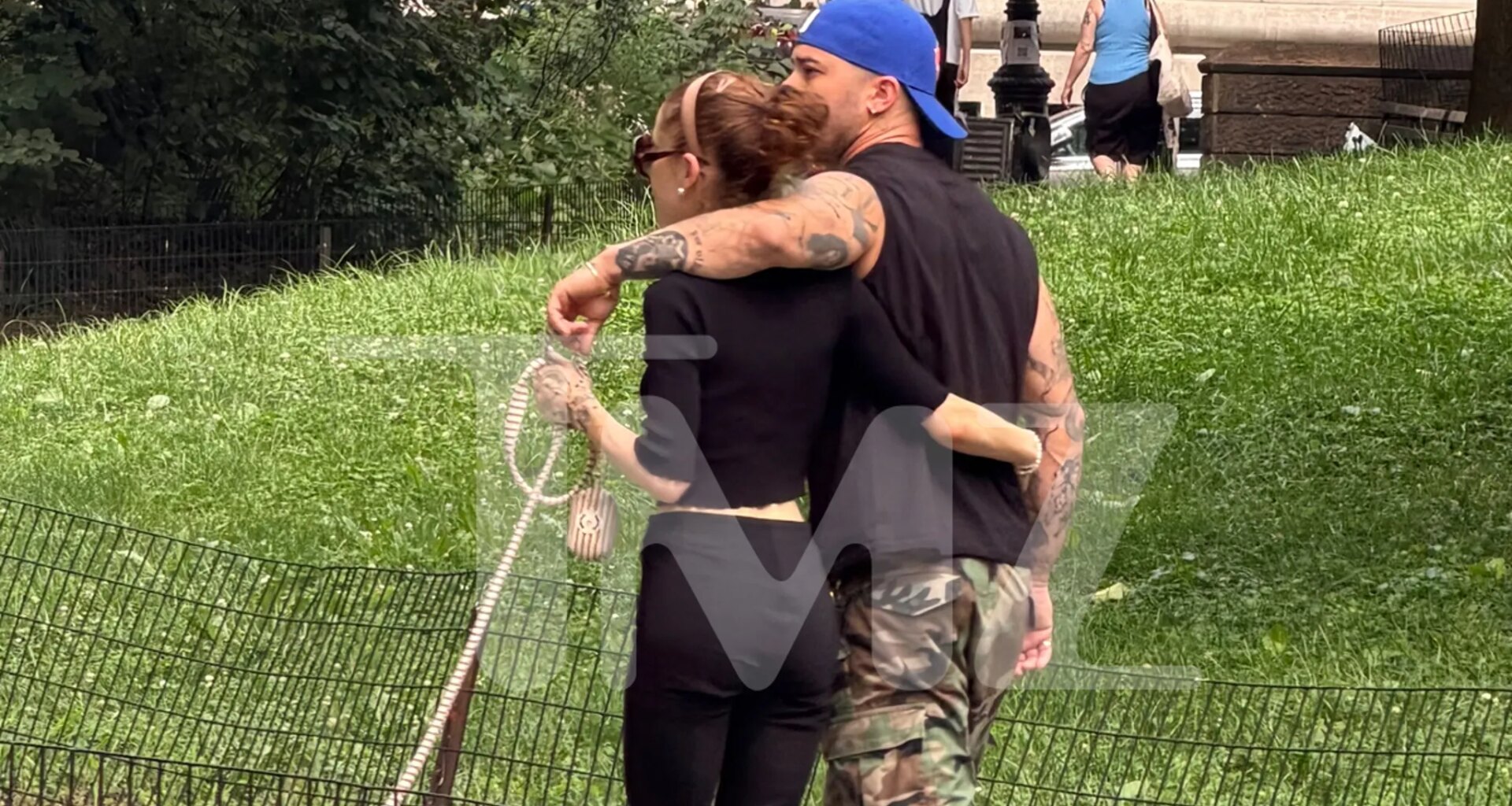 Ariana Grande & Ricky Alvarez Cozy Up During Central Park Stroll