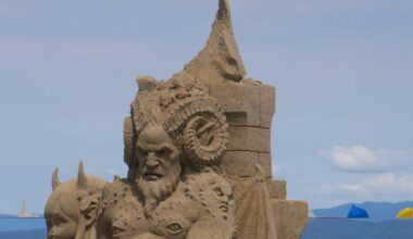 A damaged sculpture at the Quality Foods Sand Sculpting Competition in Parksville. (Kevin Forsyth photo)