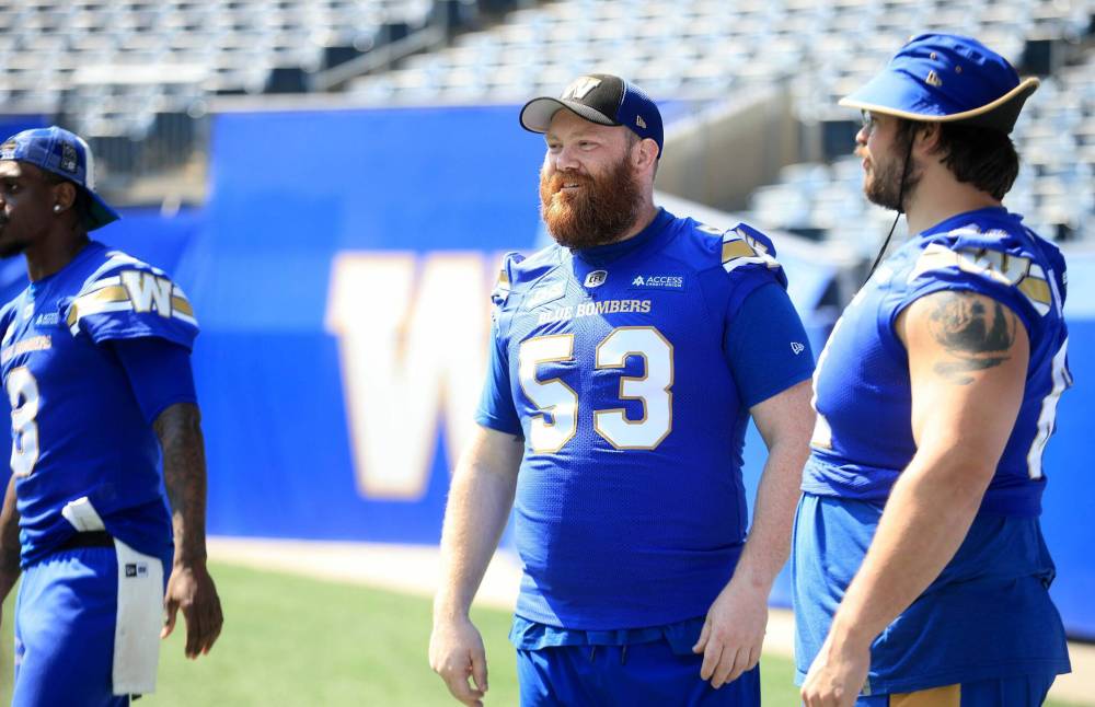 Ruth Bonneville / FREE PRESS FILES
Winnipeg Blue Bombers’ Patrick Neufeld (53) had a perfect excuse for being a late scratch for the Bombers last week — the right guard and his wife, Paula, were welcoming their twin daughter and son at HSC Thursday.