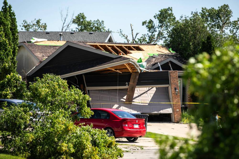 MIKAELA MACKENZIE / FREE PRESS FILES
An EF-1 tornado damaged several homes in Whyte Ridge on Monday night.