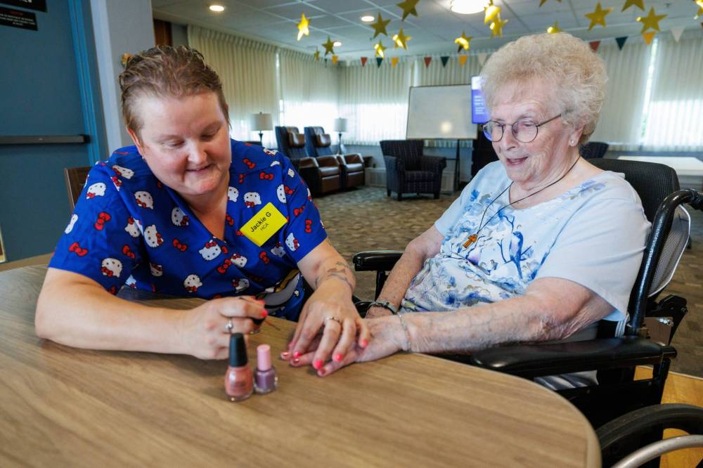 MIKE DEAL / FREE PRESS
Health-care aide Jackie Goundry gives Margaret Ward’s nails a fresh coat of nail polish. Highly personalized care is one of the reasons why the Convalescent Home is one of Canada’s top-rated personal care homes.