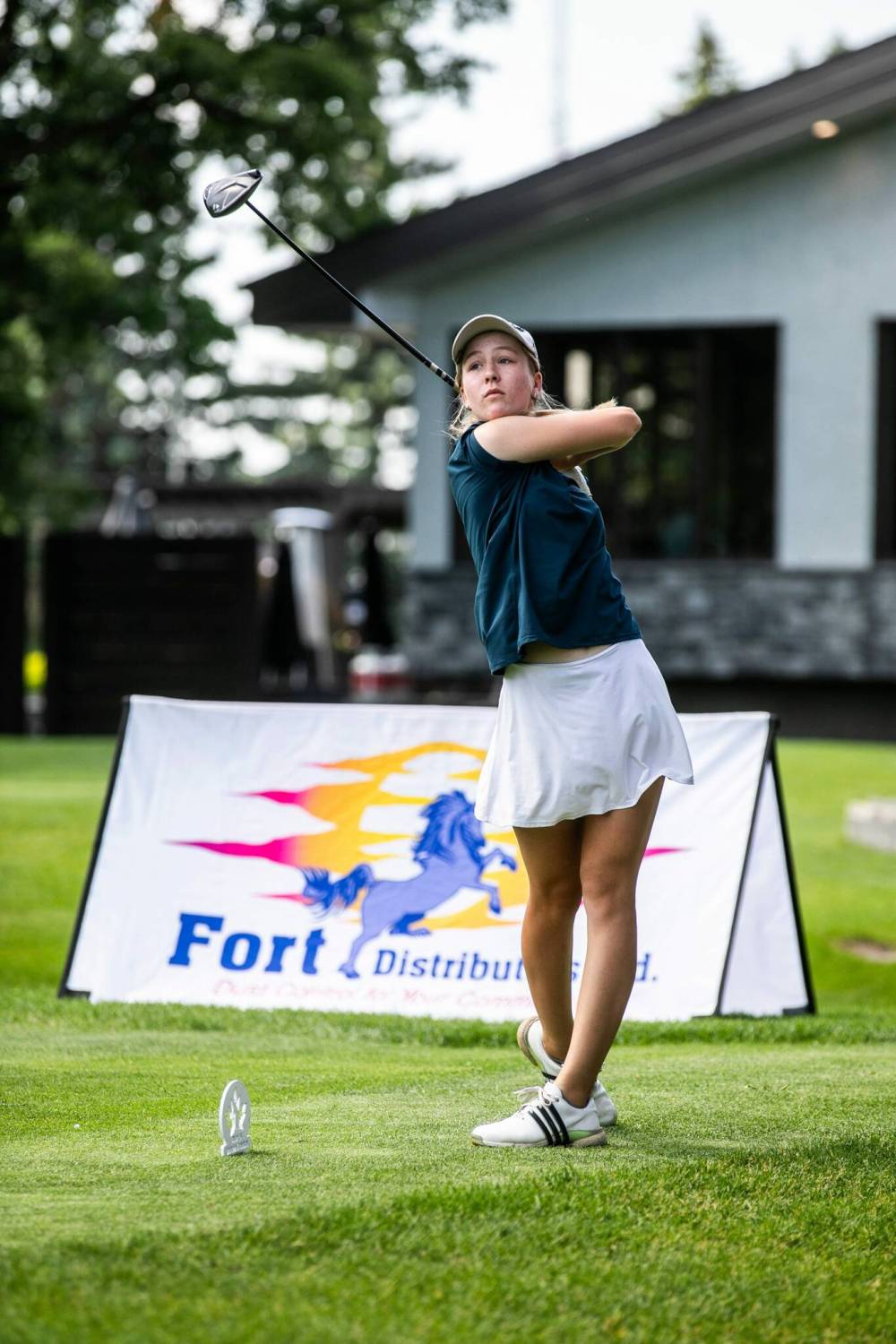 MIKAELA MACKENZIE / FREE PRESS
Niakwa’s Jewel Lafleche is only two shots off the pace going into the final round of the Junior Championships Thursday at Pine Ridge.