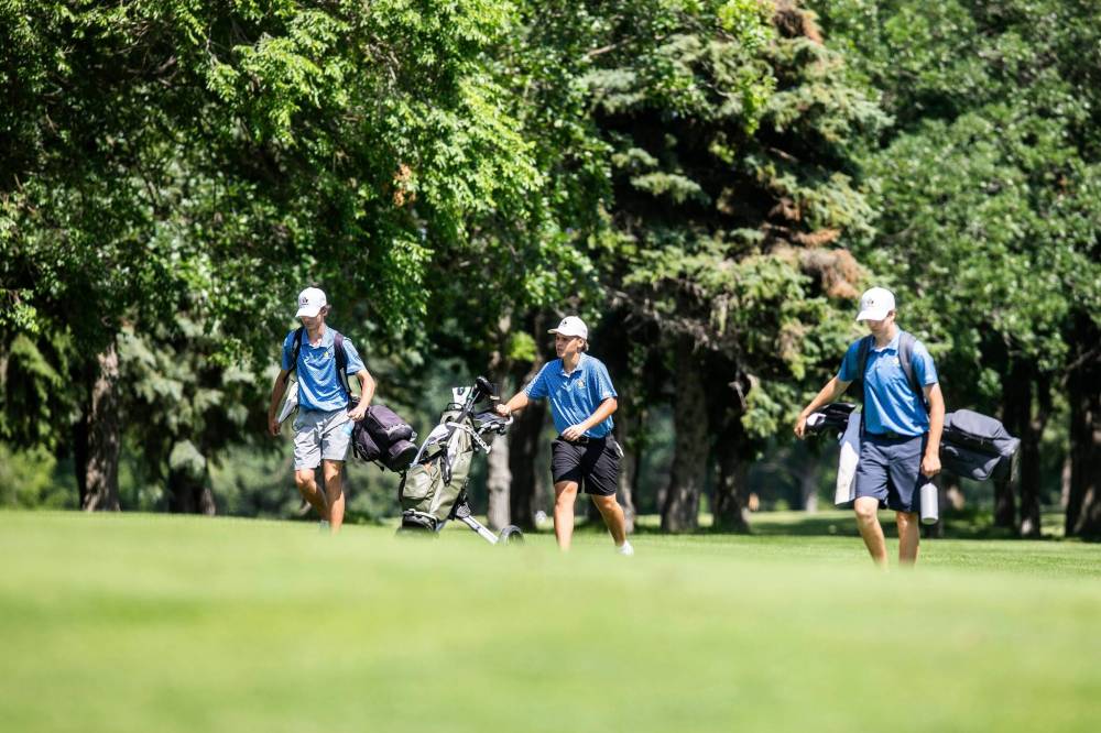 MIKAELA MACKENZIE / FREE PRESS
Golfers Hudson Hunnie (from left), Hunter Oakden and Adam Blair are all in the top of the field heading into the final round of the Junior Championships Thursday at Pine Ridge.