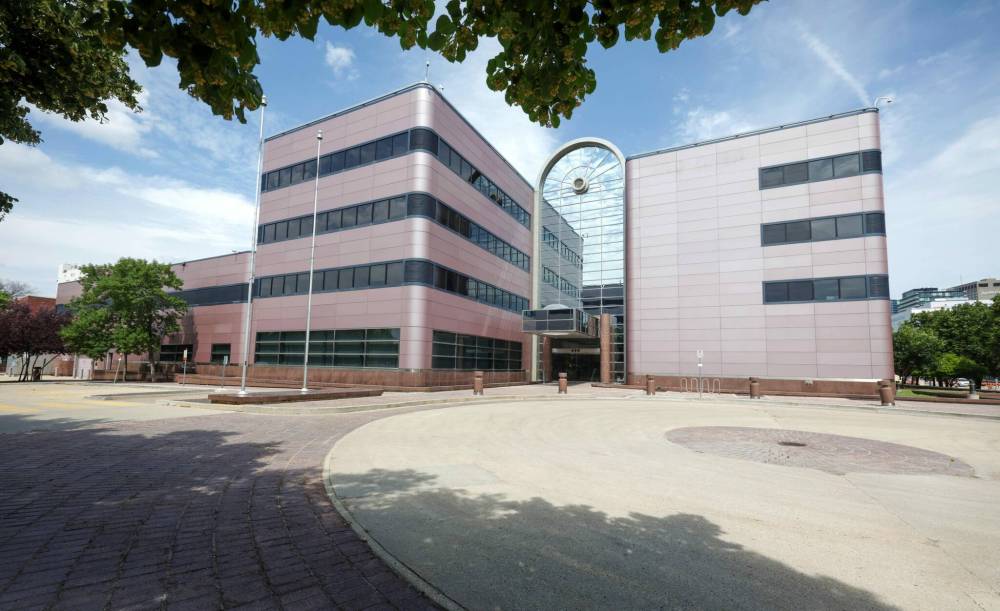 Ruth Bonneville / Free Press
The former National Research Council building, on Ellice Avenue and the end of Vaughan Street, will house nurse training, research labs and, the federation hopes, an MRI machine.