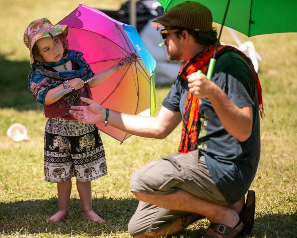 BROOK JONES / FREE PRESS
Rory Zen, 4, and his dad, Ian Zienkicz, have fun while trying to stay cool at the Winnipeg Folk Festival on Sunday.