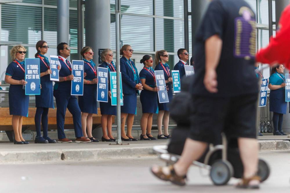 MIKE DEAL / FREE PRESS
Members of CUPE Local 8125, which represents approximately 4,400 WestJet flight attendants across Canada, take part in a ‘Day of Action’ at the departures entrance level at Winnipeg Richardson International Airport on Tuesday.