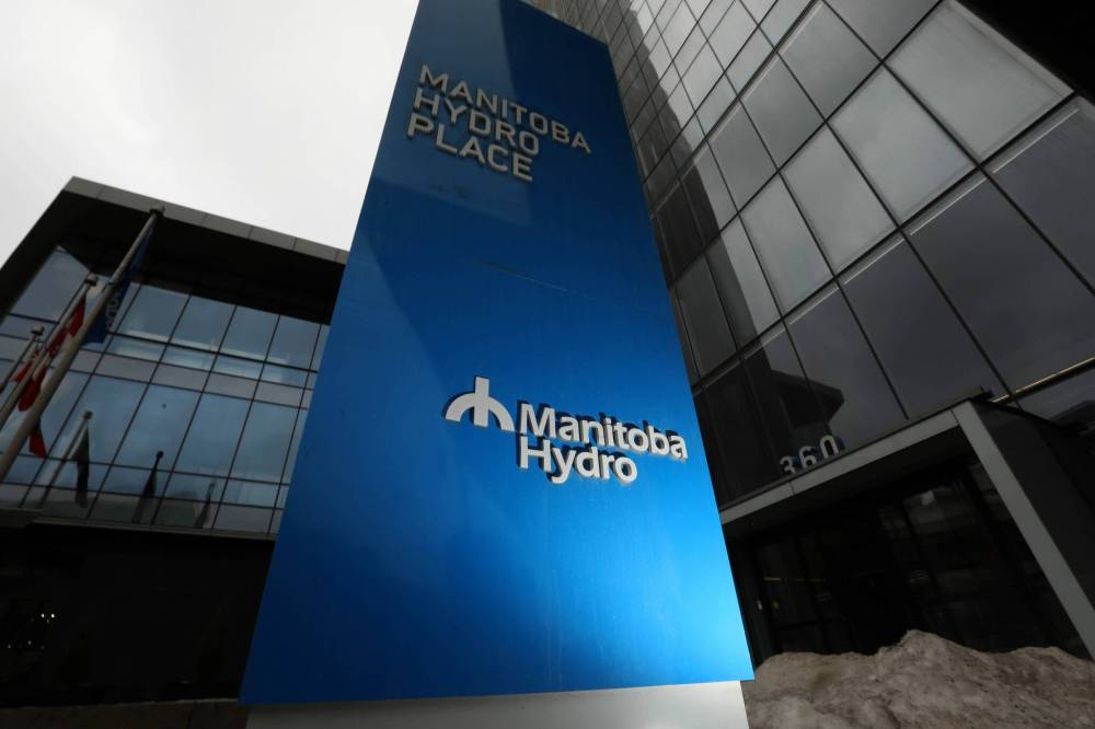 RUTH BONNEVILLE / FREE PRESS FILES
Manitoba Hydro has more than 20 power outages planned across the province to allow crews to work safely on or around electrical equipment and that customers will be advised several days in advance if they will be affected.