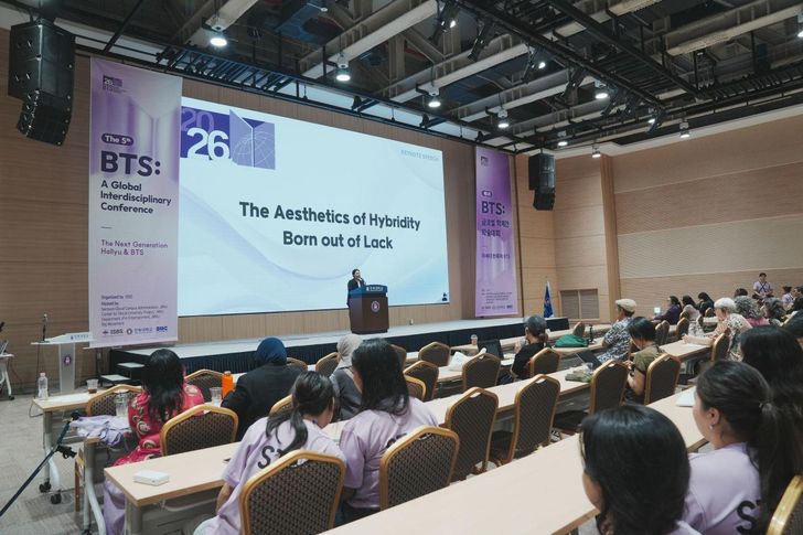 A speaker delivers a presentation during the fifth BTS: A Global Interdisciplinary Conference at Jeonbuk National University in Jeonju, July 2. Courtesy of International Society for BTS Studies