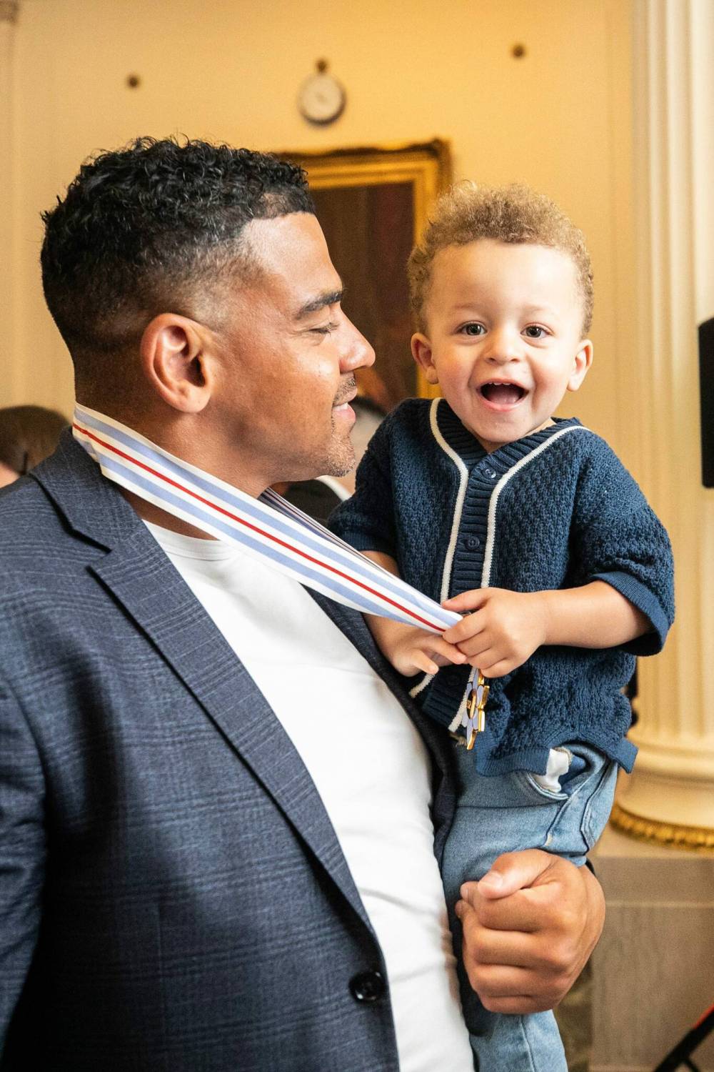 MIKAELA MACKENZIE / FREE PRESS
One-year-old Eastyn Harris checks out his dad’s new Order of Manitoba medal at the Manitoba Legislative Building on Thursday.