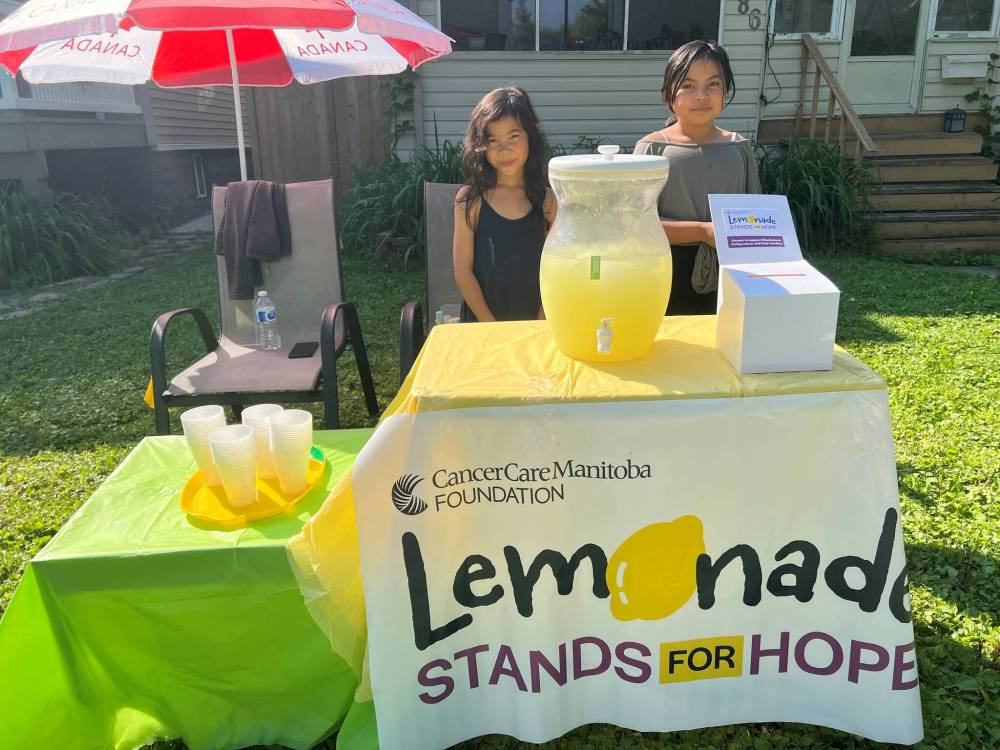 ZOE PIERCE / FREE PRESS
Elsie, 7, and Myla, 9, host their first-ever lemonade stand Saturday.