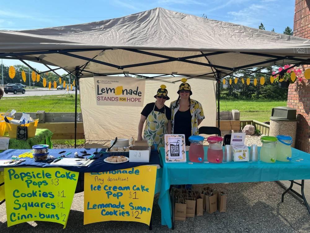 ZOE PIERCE / FREE PRESS
From left: Shannon Campbell and Brianne Doherty set up their lemonade stand on behalf of WinRose Animal hospital.