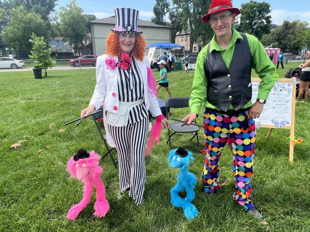 ZOE PIERCE / FREE PRESS
Angelina Temple and Gregory Unger of Cooks Creek are 'Lalas Littles' and performed puppet story time for kids at Saturday's event.