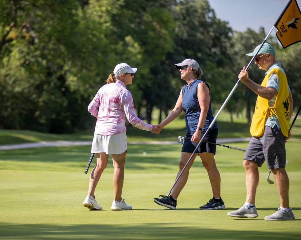 BROOK JONES / FREE PRESS files
Cathy Derewianchuk (centre) congratulates Rhonda Orr in last year’s women’s senior championship. Derewianchuk is leading after day one of this year’s edition.