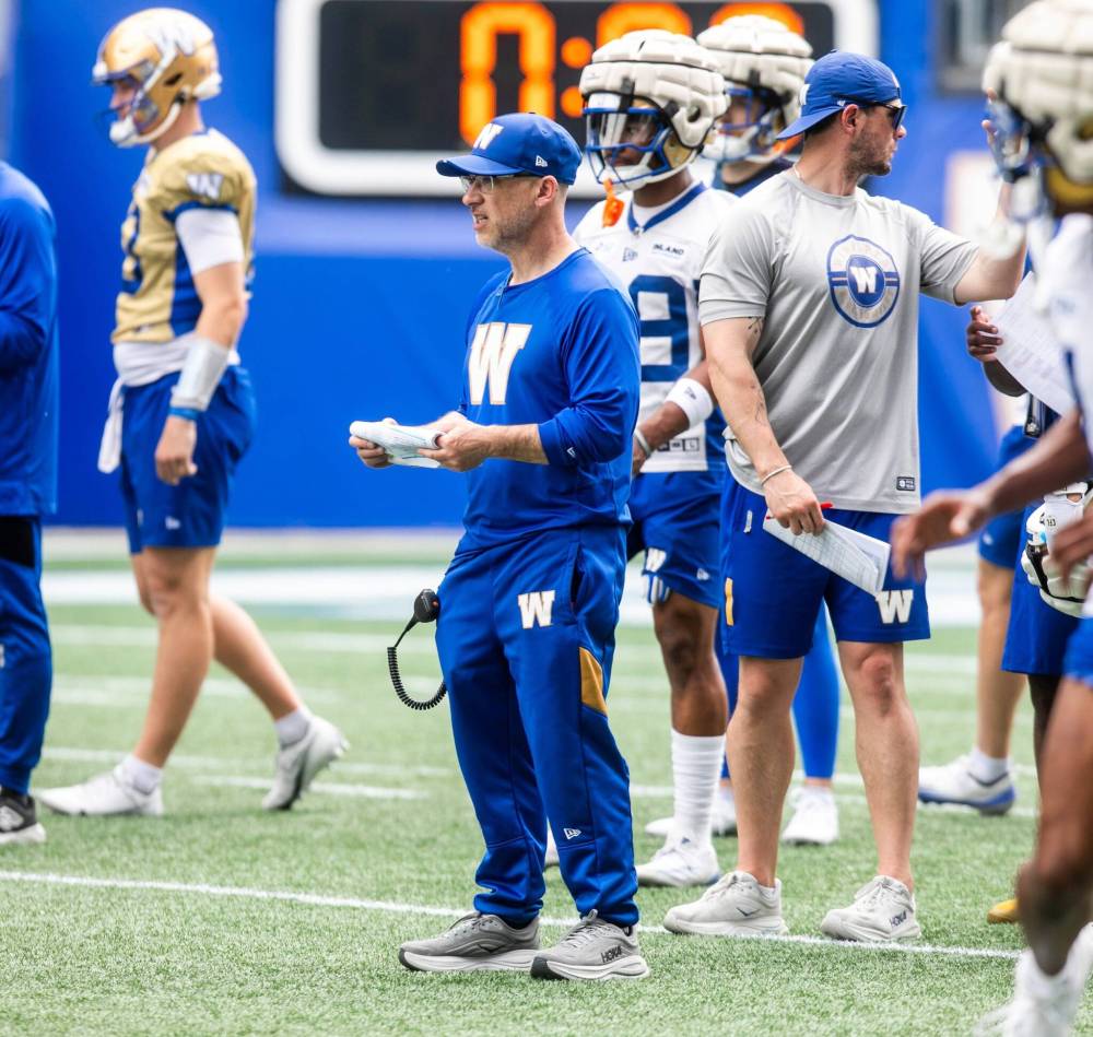 MIKAELA MACKENZIE / FREE PRESS
Winnipeg Blue Bombers offensive co-ordinator Tommy Condell (centre) said after Monday’s practice that he is seeking input from the players on his play-calling.