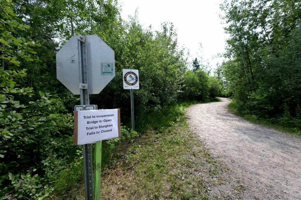 RUTH BONNEVILLE / FREE PRESS FILES
Fencing and signs will be installed on the Sturgeon Falls Trail after two boys drowned in the area earlier this month.