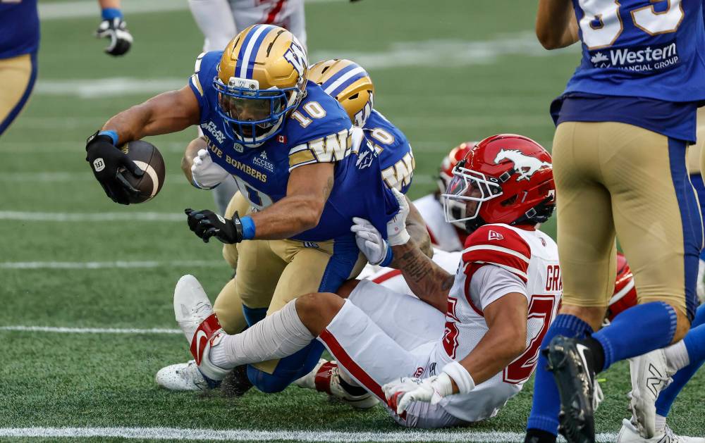 JOHN WOODS / THE CANADIAN PRESS FILES
Winnipeg Blue Bombers receiver Nic Demski (10) runs the ball in for the touchdown against Calgary on Friday. Demski voiced his concerns about the offence lacking identity after Tuesday’s closed practice.