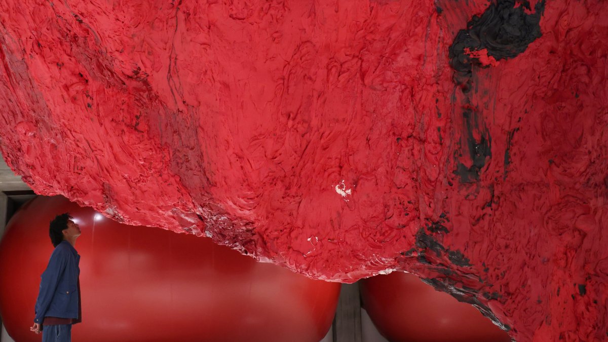 Anish Kapoor continues to play with perception in London