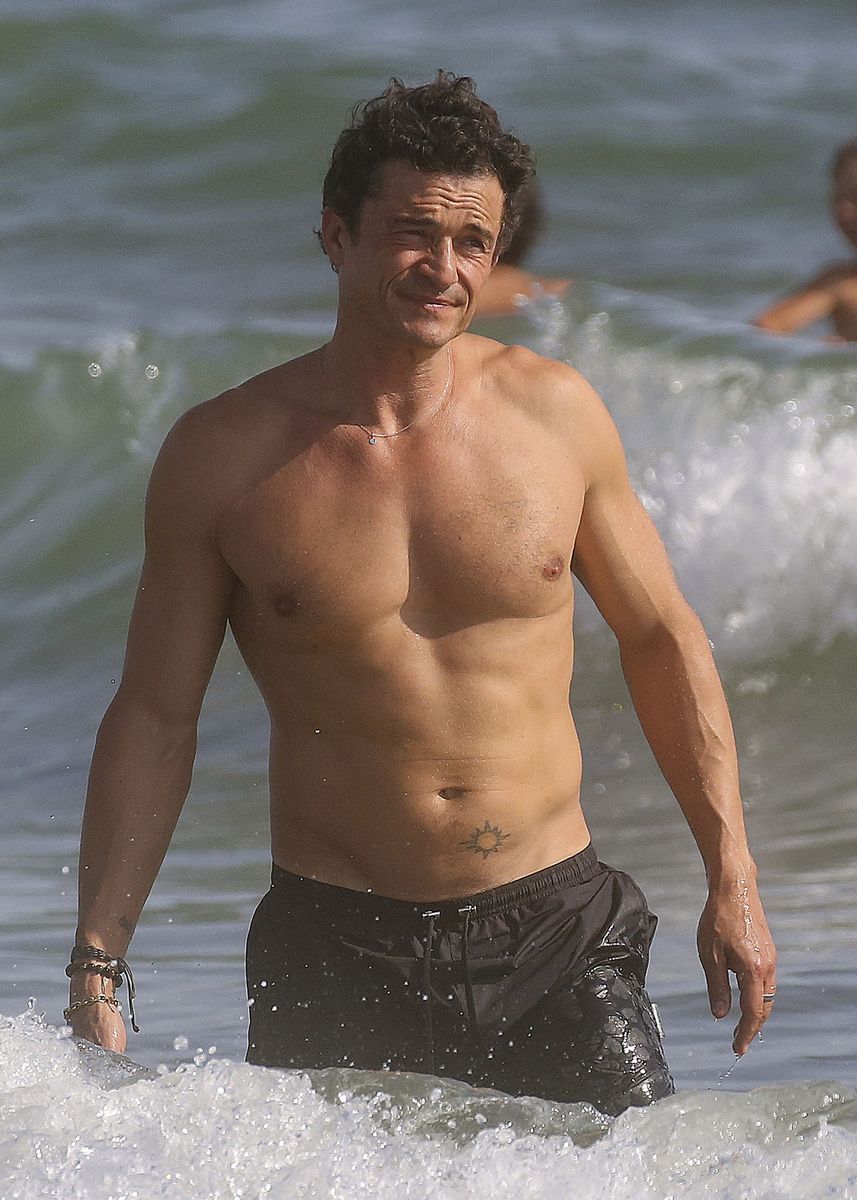 Photo © 2026 Backgrid UK/The Grosby Group

EXCLUSIVE
Forte dei Marmi, Italy, July 26, 2026
 
Actor Orlando Bloom and model Luisa Laemmel spent a day at Alpemare Beach in Forte dei Marmi. Orlando rinsed off under the beach showers before joining Luisa in the sea, where they swam, laughed, and played in the water together.***El actor Orlando Bloom y la modelo Luisa Laemmel disfrutaron de una jornada de playa en Alpemare Beach en Forte dei Marmi. Orlando se duchó en las instalaciones de la playa antes de adentrarse en el mar junto a Luisa, donde nadaron, rieron y compartieron momentos en el agua.