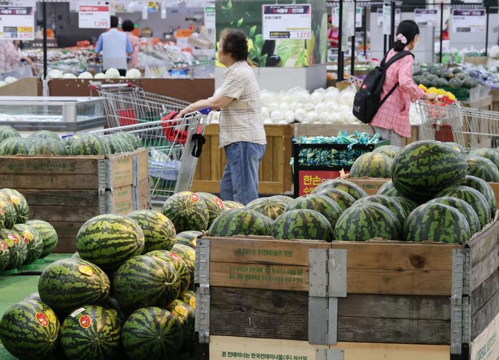 People shop at a discount retailer in Seoul, July 21. Yonhap