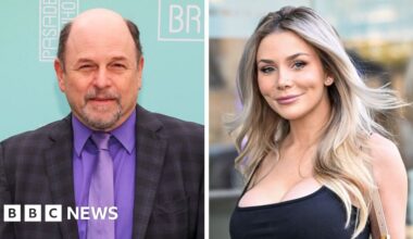 Jason Alexander: Seinfeld actor apologises to Courtney Stodden for 'inappropriate' sketch when she was 17 - BBC