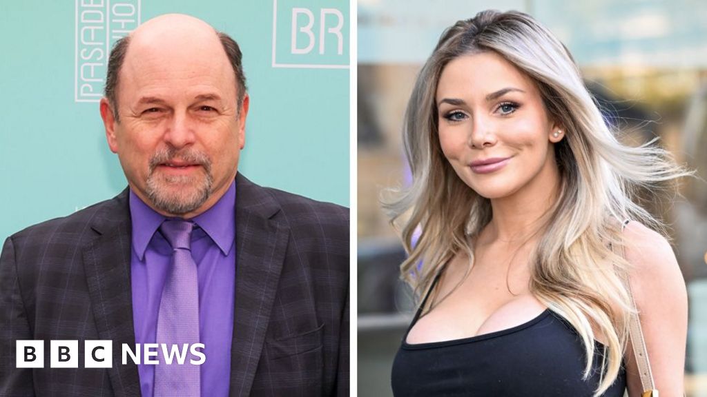Jason Alexander: Seinfeld actor apologises to Courtney Stodden for 'inappropriate' sketch when she was 17 - BBC