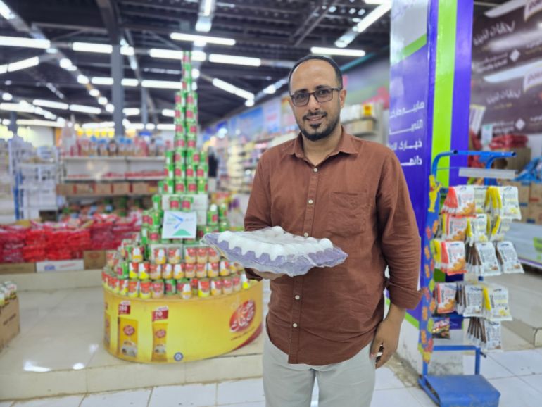 Man holding a tray of eggs