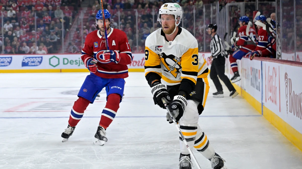 Pittsburgh Penguins forward Anthony Mantha (39) plays the puck and Montreal Canadiens forward Josh Anderson (17) defends during the second period at the Bell Centre.