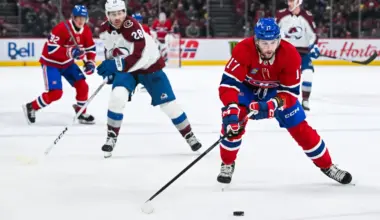 Montreal Canadiens right wing Josh Anderson (17) plays the puck against the Colorado Avalanche in the first period at Bell Centre.